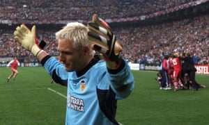Valencia goalkeeper Santiago Cañizares throws his arms up in disappointment after defeat to Bayern Munich on penalties at the Champions League final in 2001.