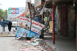Des magasins endommagés lors d'affrontements entre séparatistes et forces gouvernementales à Aden