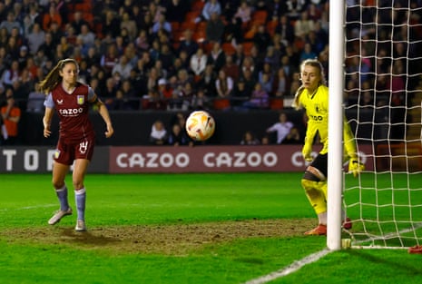 Millie Turner scores for Manchester United!