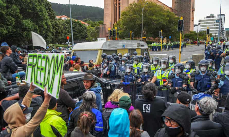 Manifestantes enfrentam a polícia com equipamento anti-motim