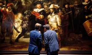 Taco Dibbits (links), Generaldirektor des Rijksmuseums, und Thierry Vanlancker, CEO von AkzoNobel, arbeiten gemeinsam an der Restaurierung von Rembrandts The Night Watch.