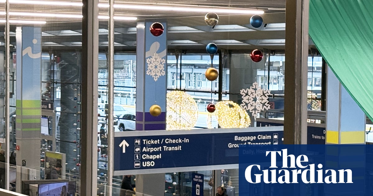 Winter storm brings foot of snow to midwest over busiest US travel weekend