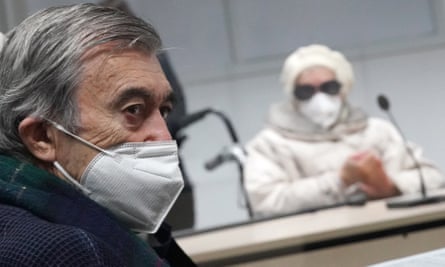 Josef Salomonovic on the witness stand in the courtroom during the trial of Irmgard Furchner (pictured in the background) in Itzehoe, Germany
