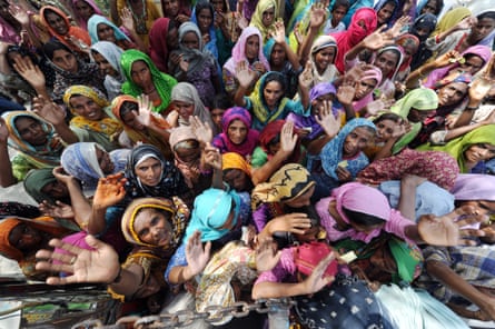 Internally displaced Pakistani women wait for relief goods in Larkana, 2010