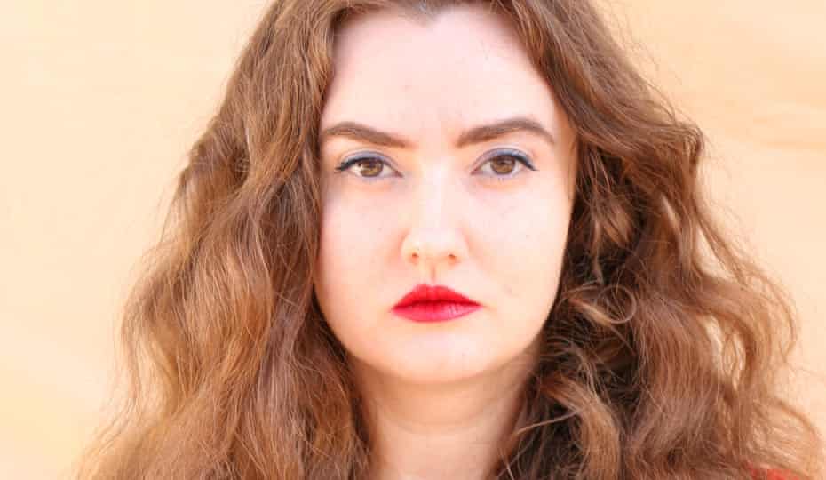 Fonte: https://www.theguardian.com/books/2016/sep/22/tiffany-mcdaniel-the-novel-was-there-saying-let-me-out Tiffany McDaniel