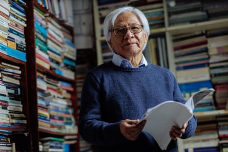 Portrait of Galo Ramón in front of bookshelves