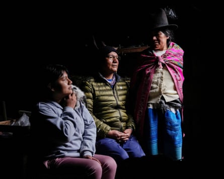 Saúl at home with his daughter Gleysi Luciano and wife, Lidia Loli.