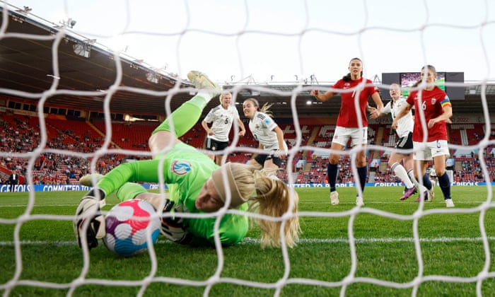 Julie Nelson (5) de Irlanda del Norte anota un gol superando a Guro Pettersen (1) de Noruega que no puede evitar que el balón cruce la línea de gol.