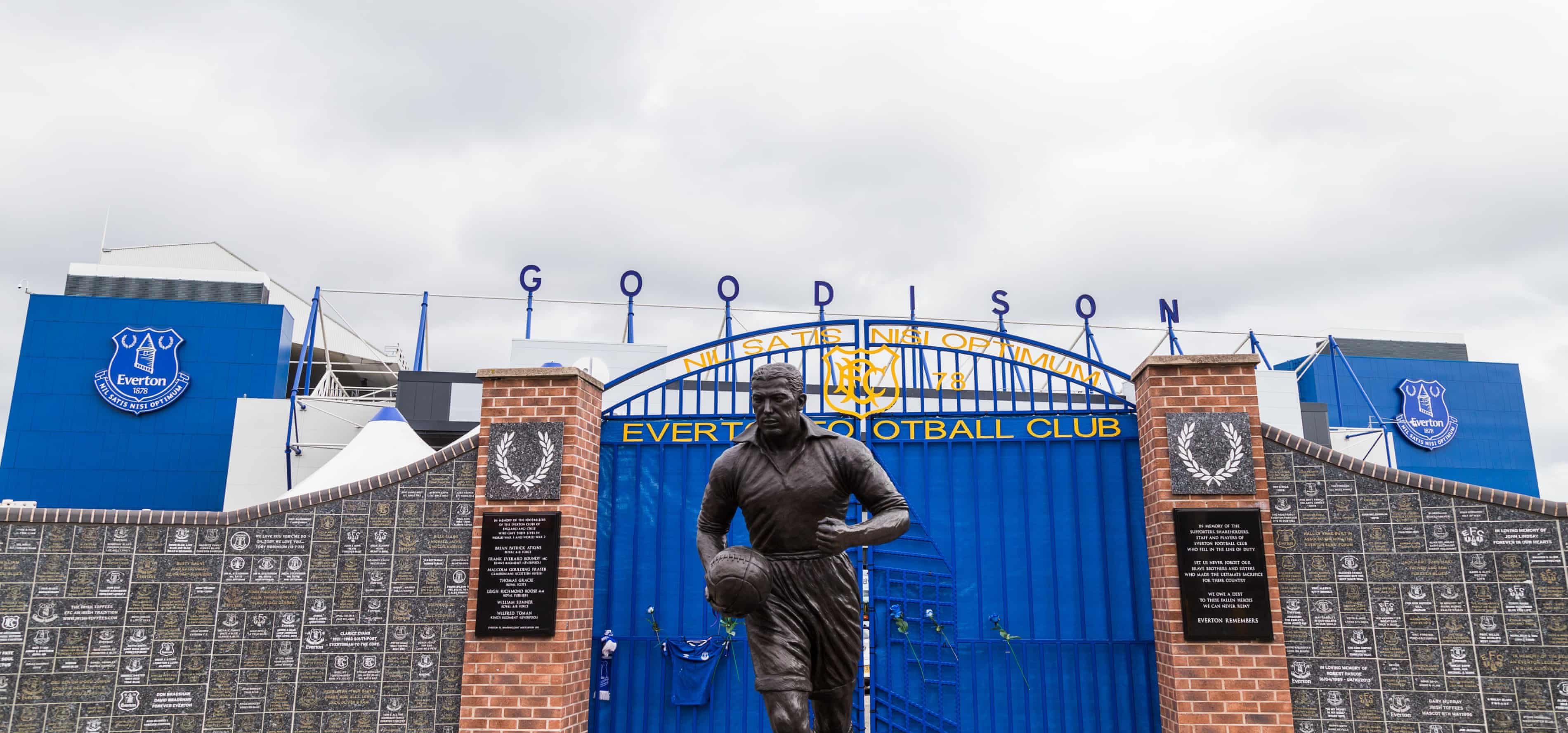 Dixie Dean, fotbalistul care a marcat 60 de goluri într-un sezon 4 Statuia lui Dixie Dean în fața stadionului lui Everton / Foto: guim.co.uk