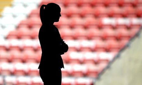 Communication from clubs and leagues with professional women footballers during the pandemic has been poor or very poor, according to a report by Fifpro. 