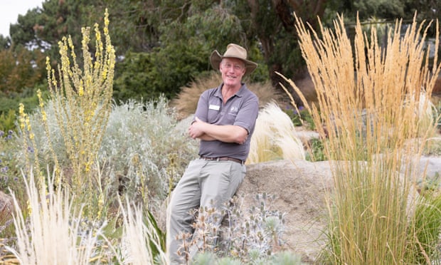 Robert Brett von RHS, umgeben von wunderschönem Gras und Busch