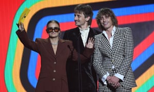 G Flip and Lime Cordiale present an award during the 2022 Arias.