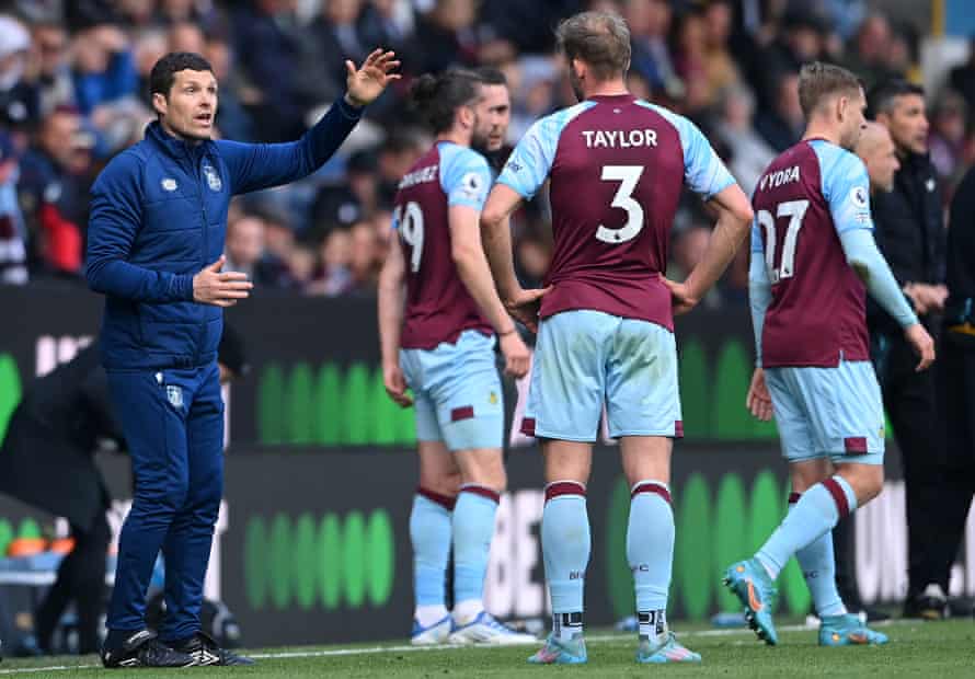 Mike Jackson gives instructions to his team during last weekend’s win over Wolves.