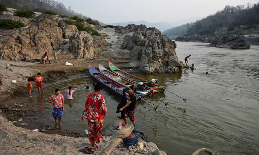 Aldeanos bañándose en el lado tailandés del río Salween