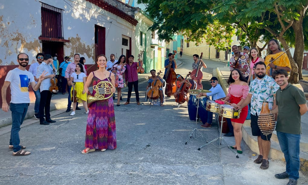 Sarah Willis undf das Havana Lyceum Orchestra | Bildquelle: https://www.theguardian.com/music/2022/aug/20/sarah-willis-mozart-y-mambo-cuban-dances-review-alison-balsom-quiet-city-britten-sinfonia © Na | Bilder sind in der Regel urheberrechtlich geschützt