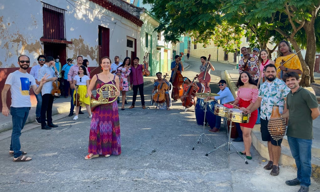 | Bildquelle: https://www.theguardian.com/music/2022/aug/20/sarah-willis-mozart-y-mambo-cuban-dances-review-alison-balsom-quiet-city-britten-sinfonia © Na | Bilder sind in der Regel urheberrechtlich geschützt Sarah Willis undf das Havana Lyceum Orchestra | Bildquelle: https://www.theguardian.com/music/2022/aug/20/sarah-willis-mozart-y-mambo-cuban-dances-review-alison-balsom-quiet-city-britten-sinfonia © Na | Bilder sind in der Regel urheberrechtlich geschützt