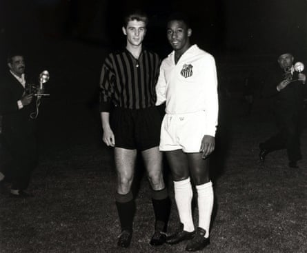 Gianni Rivera posa con un joven delantero brasileño llamado Pelé.