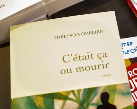 A copy of C'était ça ou mourir on a table.