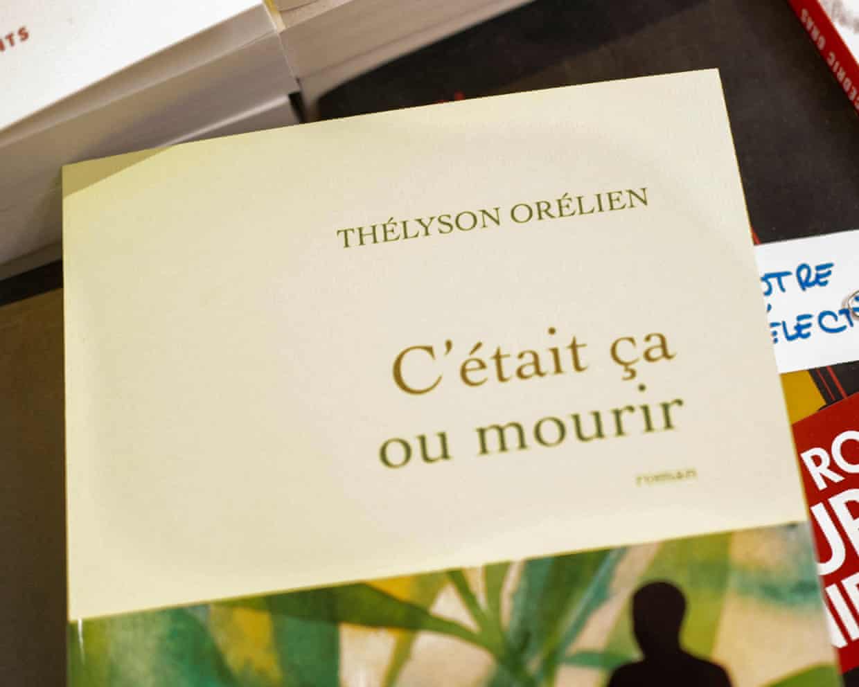 A copy of C’était ça ou mourir on a table.