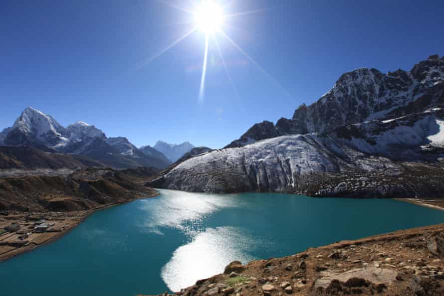 Un lago glaciar en el Himalaya