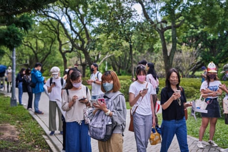 Οι συμμετέχοντες στην εκδήλωση Pokémon Go Safari πηγαίνουν για κυνήγι.