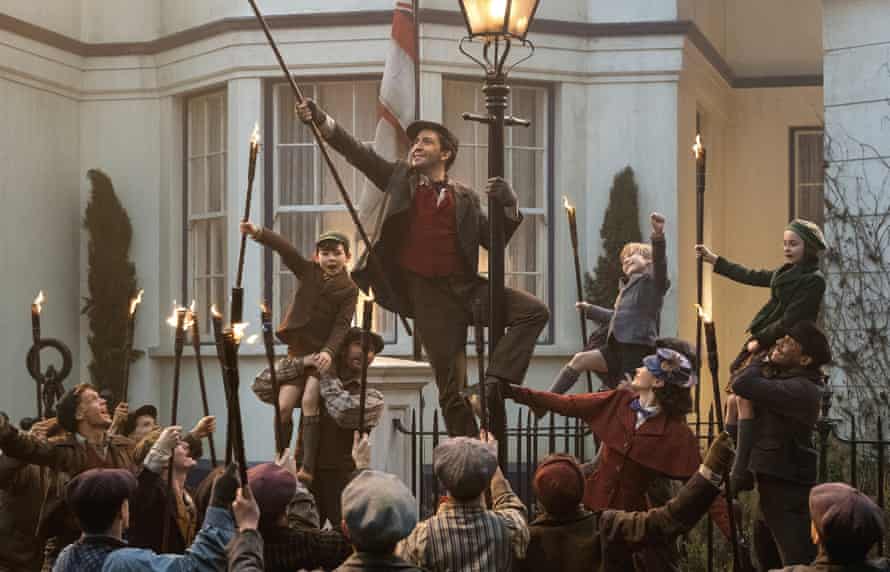 Lin-Manuel Miranda, centre, aslovable lamplighter Jack in Mary Poppins Returns