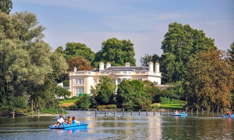 Large cream mansion in park next to a boating lake dqeiqeriqktidquinv qhiukiqriheprw