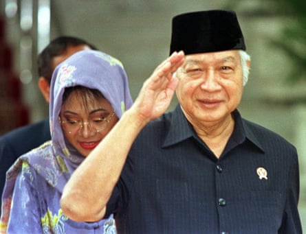 Former Indonesian president Suharto, right, saluts after announcing to resign on live national television in Jakarta, Thursday, 21 May, 1998, marking the end of his ruling the fourth most populus nation for 32 years.