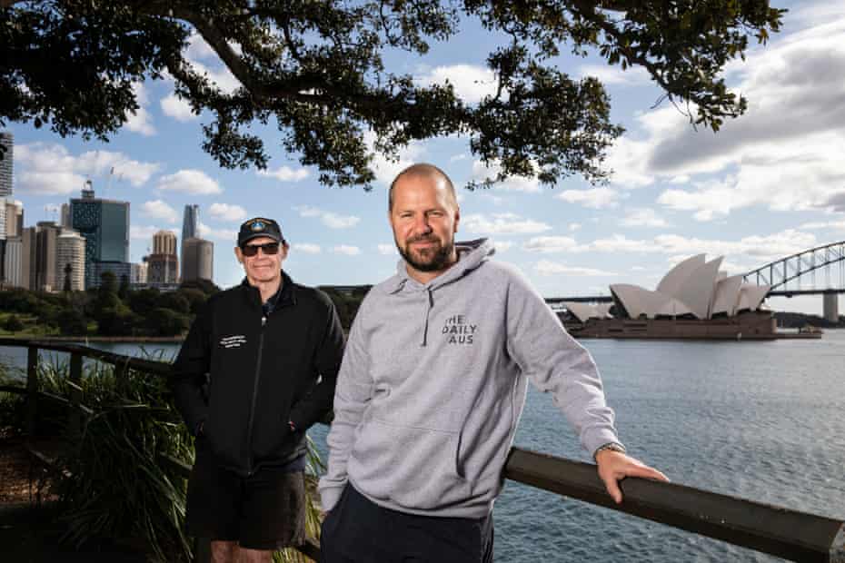 John Faulkner y Lachlan Harris en la silla de Lady Macquarie, Sydney.  Los dos fundaron Bondi to Manly Walk Supporters, una pequeña organización sin fines de lucro dedicada a promover, administrar y mejorar Bondi to Manly Walk.