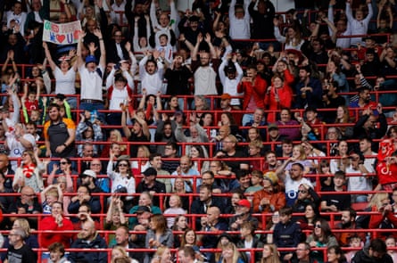 An uncoordinated Mexican wave during the Women’s Rugby World Cup 2025 semi-final match between England and France.
