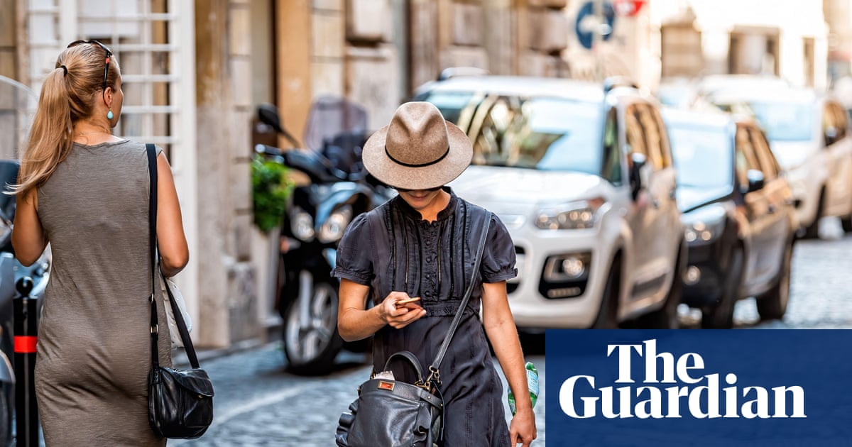 Distracted Italian pedestrians who cross road while on phone could be fined under new code