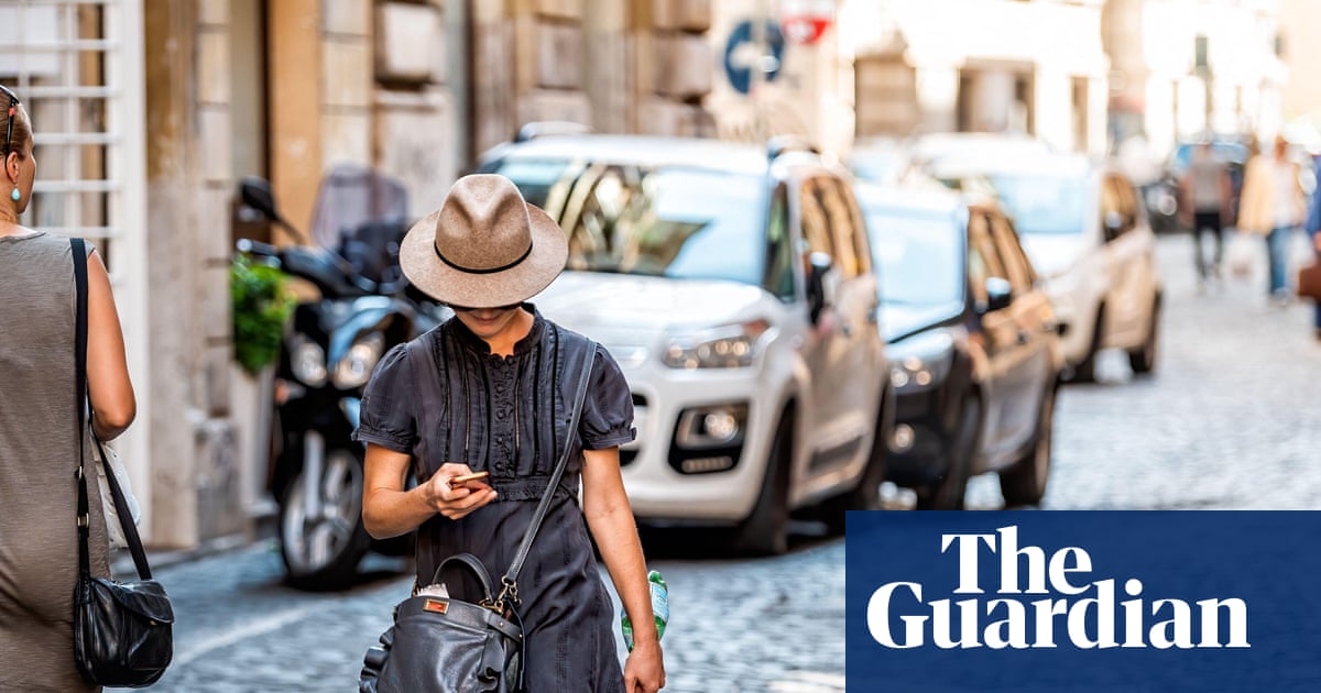 Distracted Italian pedestrians who cross road while on phone could be fined under new code