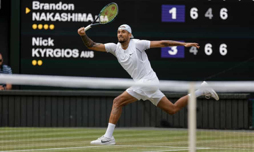 Nick Kyrgios ejecuta un golpe de derecha en su victoria ante Brandon Nakashima