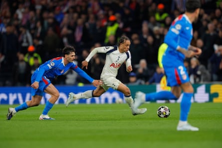Xavi Simons runs with the ball for Spurs against Atlético Madrid.