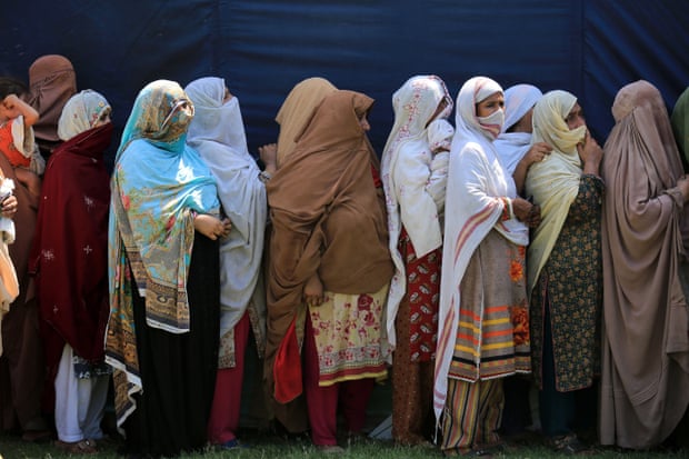 Des femmes en hijab font la queue