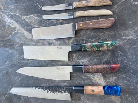 Satu set enam pisau dapur di atas permukaan marmer hitam