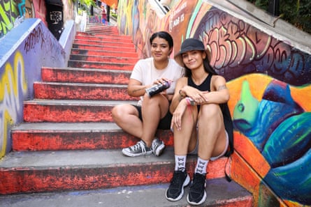 Comuna 13'teki tek kadın grafiti sanatçılarından ikisi Ana Moreno (32) ve Sulay Pino (26)