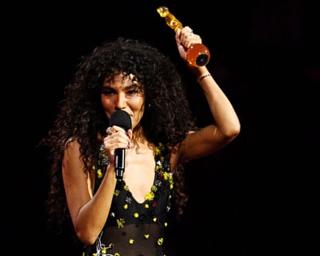 Olivia Dean si esibisce sul palco