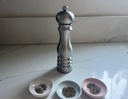 Peugeot Paris Bistro Pepper Mill and ground pepper