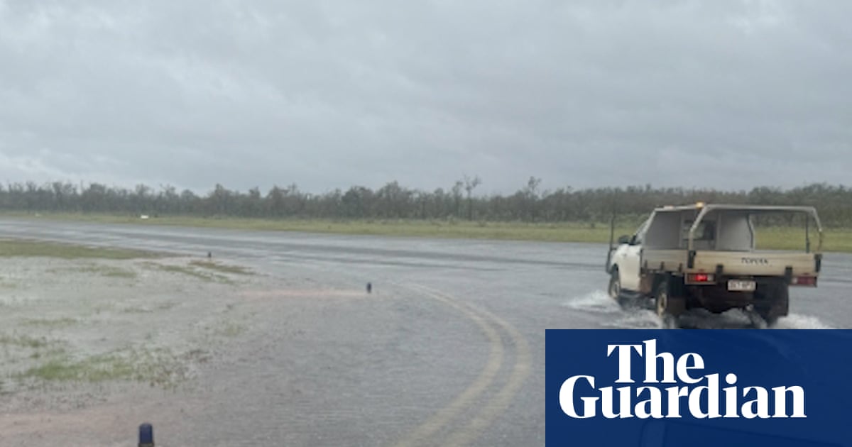 Around 500 sheltering in Darwin school gym as Tropical Cyclone Narelle barrels towards NT coast