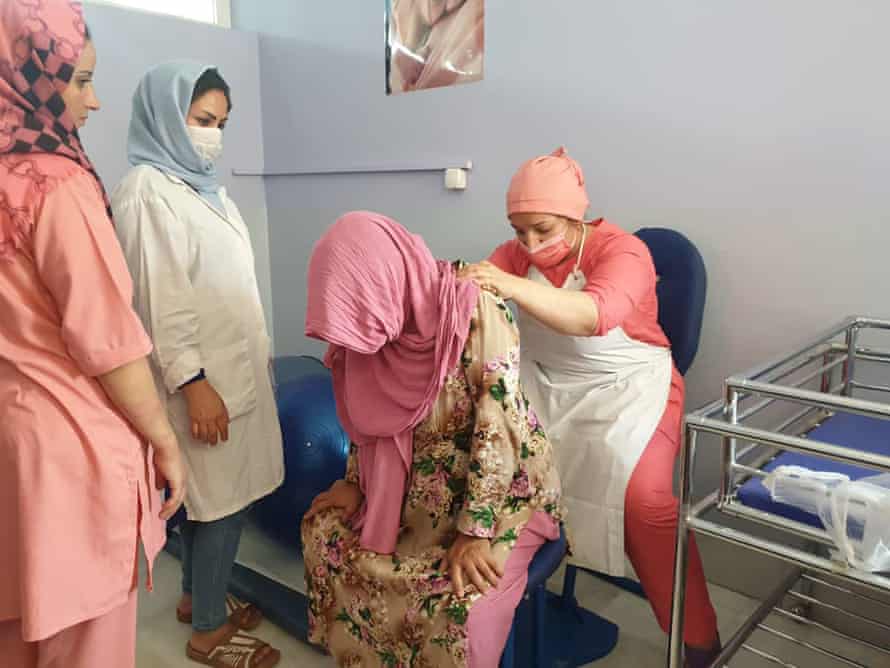 A pistillate is supported successful progressive labour by 3 midwives.