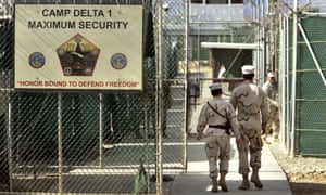 Los guardias caminan dentro de la prisión militar del campamento Delta, en la base de la bahía de Guantánamo en Cuba.