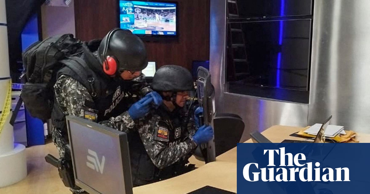An Ecuadorian television presenter was wounded after a bomb disguised as a USB stick exploded when he inserted it in his computer, after explosive dev