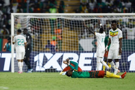 واکنش بازیکنان کامرون به فرصت از دست رفته.