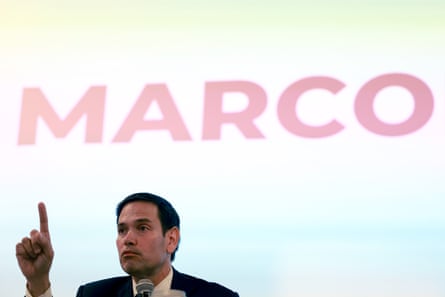 El senador Marco Rubio habla mientras hace campaña con líderes cubanoamericanos en el Museo Americano de la Diáspora Cubana el 14 de octubre en Miami, Florida.