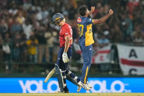 श्रीलंका के ईशान मलिंगा (दाएं) इंग्लैंड के जैकब बेटेल (बाएं) के विकेट का जश्न मनाते हुए।