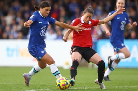 Sam Kerr menghadapi Ona Batlle dari Manchester United pada bulan Maret