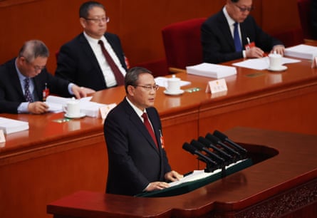 Li Qiang delivers a speech from a lectern