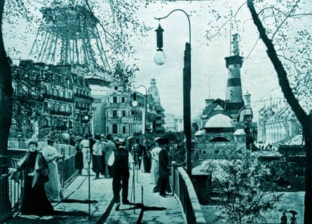 Photograph of a moving sidewalk next to the German lighthouse at the 1900 World Fair in Paris. 