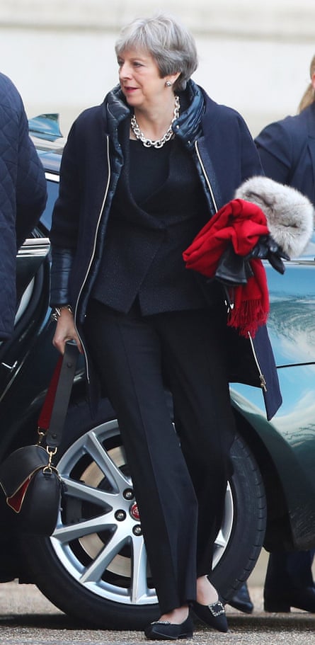 Perdana Menteri Inggris Theresa May tiba di Downing Street mengenakan jaket 'twofer'
